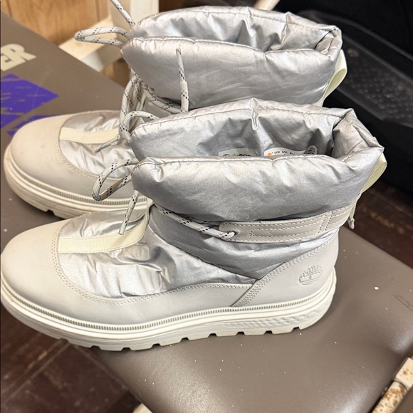 Timberland Shoes - Timberland women’s Silver and Cream Winter Boots
